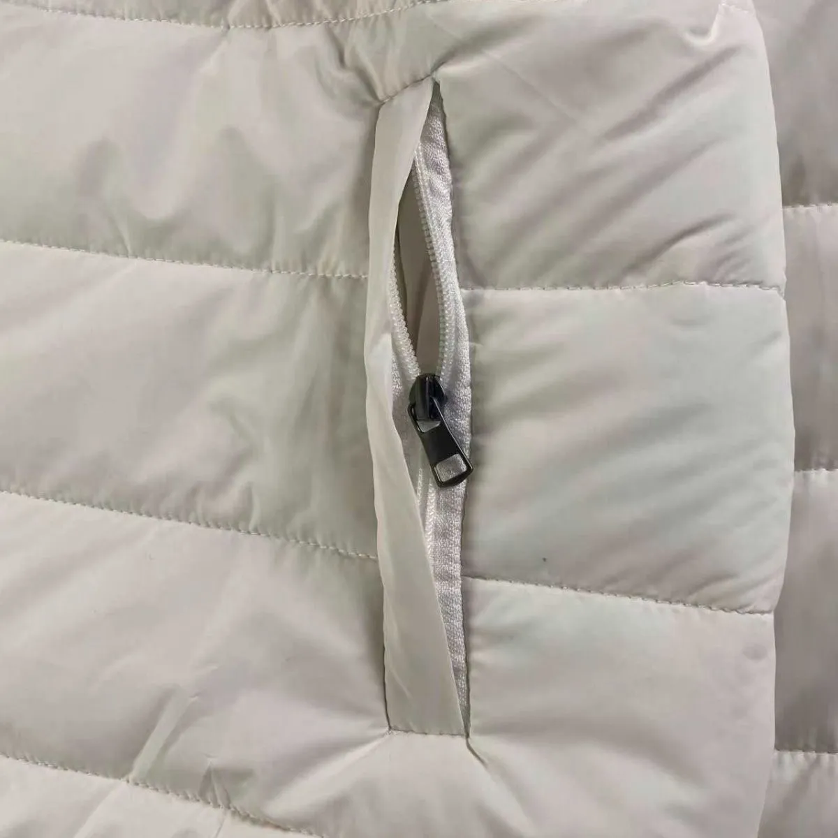 P306 💰 Polo Ralph Lauren 24ss Classic Stand Collar Spare Rib Bread Jacket Down Jacket Series. Solid color Ralph is going crazy this year. The new rib down jacket is a must-have for winter. It is made of nylon and nylon double double-layer sealing design will not cause any cotton leakage. The built-in drawstring buckle is adjustable and windproof and cold-proof. Ralph Lauren comes from the United States and has a strong American flavor. There are two brands under the name of Ralph Lauren: Poloby Ralph Lauren and Ralph Lauren has created a sales field of high-quality fashion in the world and continues the reputation of designer Ralph Lauren and the glorious image of the Ralph Lauren brand. 👍 Color: Black White Navy Size: M-L-XL-XXL Plane measurement unit CM, due to different measurement methods, there is an error of 2-3cm within the normal range Size Length Bust Sleeve length Shoulder width M 70 122 67 47.5 L 72 126 68 49 XL 74 130 69 50.5 2XL 76 134 70 52